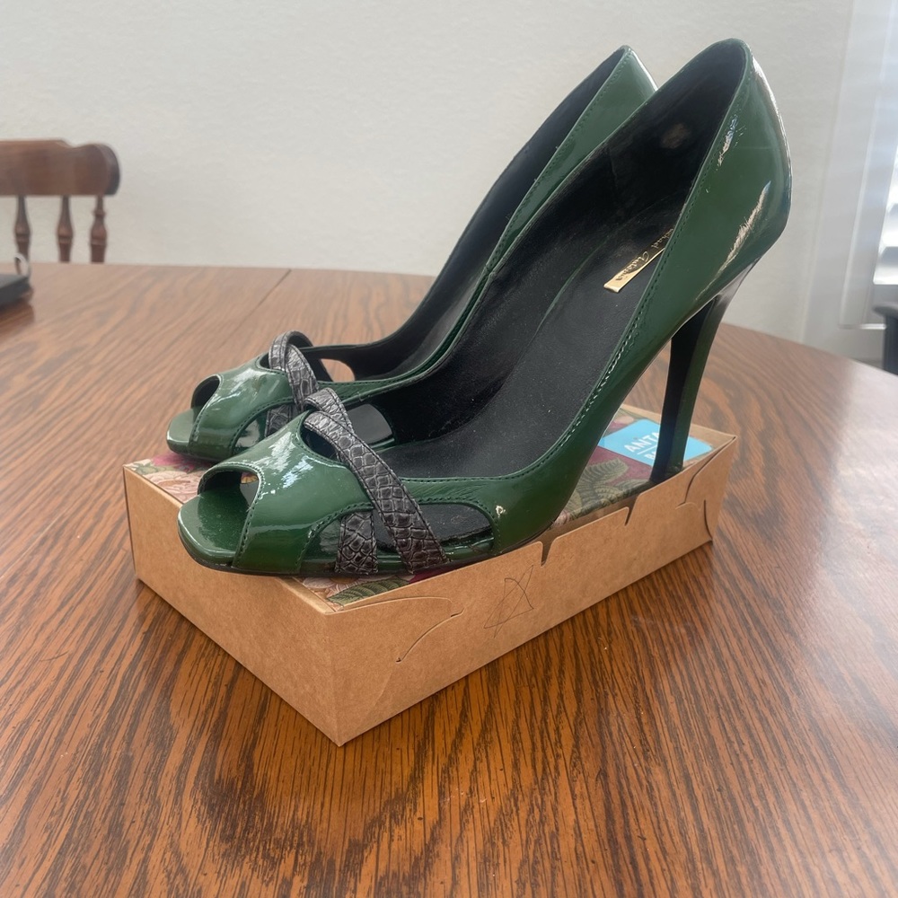 Michael Antonio Green Patent Heels with Grey Croco Cutout Sz 8